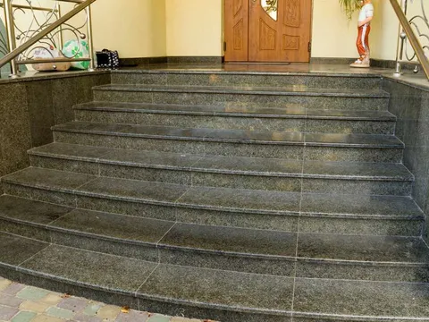 Escada externa curva revestida em granito em Belo Horizonte