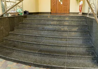 Escada externa curva revestida em granito em Belo Horizonte