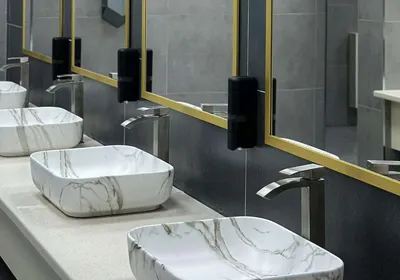 Fachada de casa moderna revestida em pedra com piscina em Belo Horizonte
