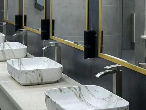 Fachada de casa moderna revestida em pedra com piscina em Belo Horizonte