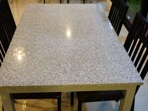 Mesa de jantar com tampo em granito polido